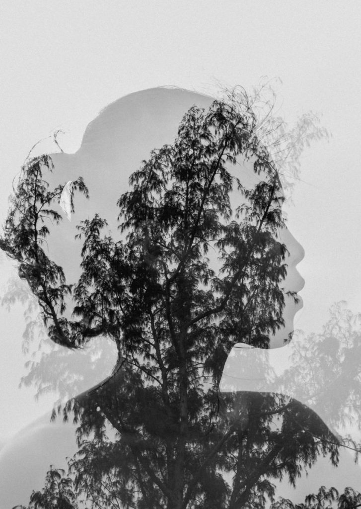 photo portrait, en noir et blanc, d'une silhouette de femme positionnée de profil