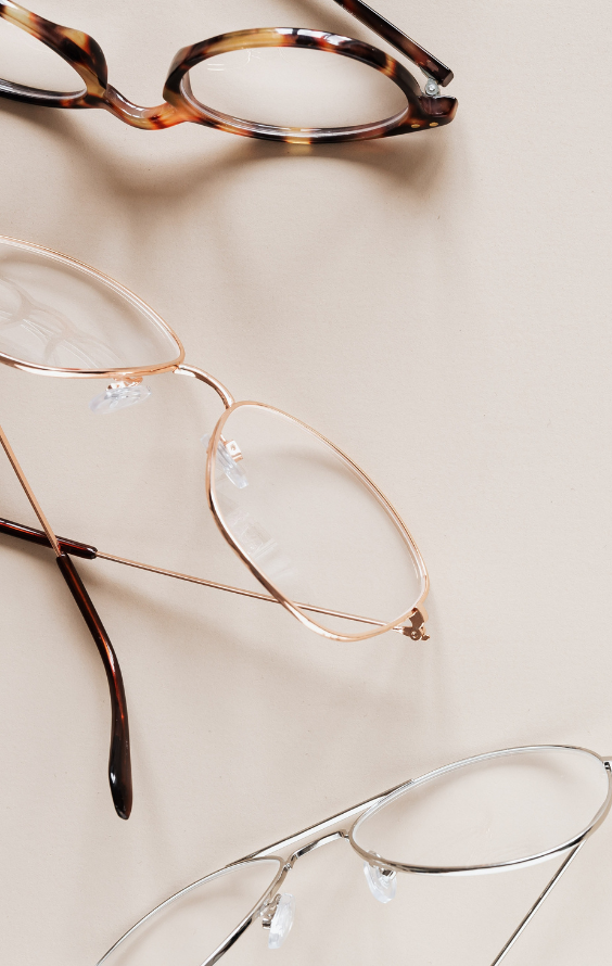 photo représentant 3 paires de lunettes différentes posées sur une surface de couleur beige